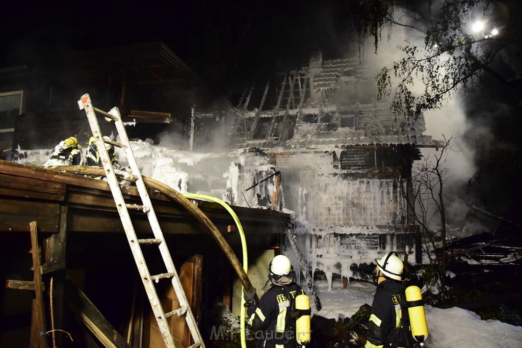 Grossfeuer Einfamilienhaus Siegburg Muehlengrabenstr P0455.JPG - Miklos Laubert